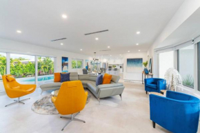 Modern Oasis With Heated Pool Quick Drive To Beach